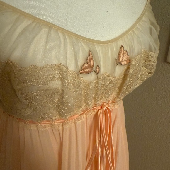Elegant Peach Lace and Nylon Vintage Nightgown - Picture 7 of 12